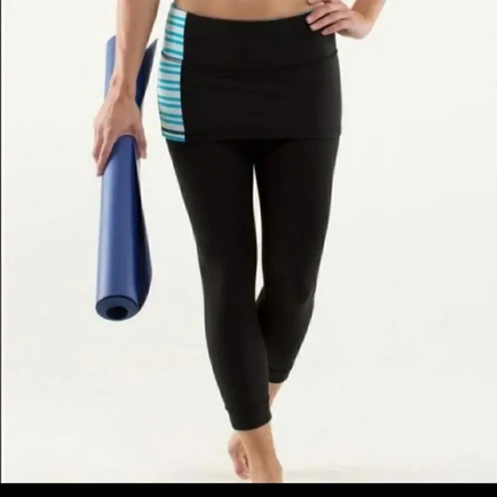 Lululemon 'A Go Go' Skirted Crop Leggings size 4 in Black/White/Blue